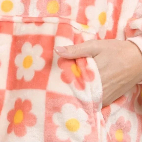 NWT THROWZY Checkerboard Daisy Wearable Hooded Oversized Throw One Size Junior - Picture 3 of 8